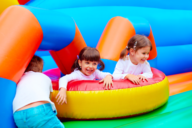 bounce-house-benefits-for-childrens-parties